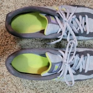 New Balance tennis shoes